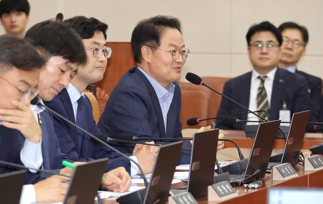 30일 국회에서 열린 정무위원회 전체회의에서 더불어민주당 소속 허영 의원가운데이 인사말 하고 있다사진연합뉴스
