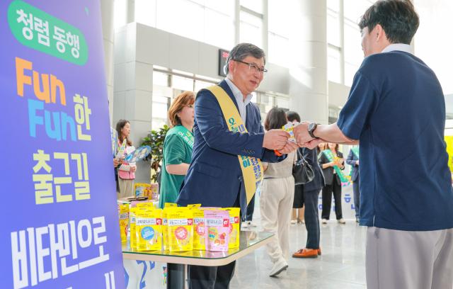 전북특별자치도교육청이 유정기 교육감 권한대행왼쪽이 참여한 ‘2025년 청렴 비타민데이’ 행사를 개최하고 있다사진전북특별자치도교육청