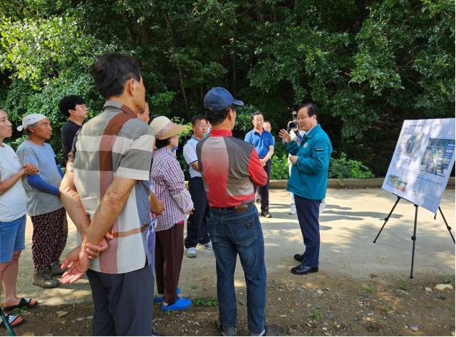 유희태 완주군수맨 오른쪽가 화산 운산지구 자연재해위험개선지구 정비사업에 대해 설명하고 있다사진완주군