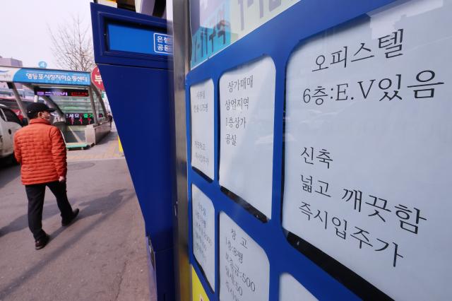 오피스텔 임대수익률이 1년 이상 꾸준히 오르며 지방은 평균 수익률이 6에 육박하는 것으로 나타난 가운데 2일 서울 시내 한 공인중개업체에 오피스텔 임대 관련 정보지가 게시돼 있다 
    2일 한국부동산원의 월별 오피스텔 수익률 자료에 따르면 지난 2월 전국 오피스텔 임대수익률은 549로 부동산원이 표본을 확대해 새롭게 통계를 집계하기 시작한 지난해 1월 이후 13개월 연속 상승했다 202542
