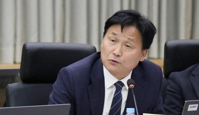 국회 기획재정위원회 소속 더불어민주당 김영진 의원이 18일 정부대전청사 대회의실에서 열린 조달청·관세청·통계청에 대한 국정감사에서 질의하고 있다사진연합뉴스