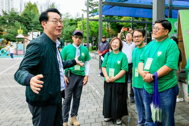 정명근 화성특례시장이 동틴4동 청계온축제의 에코부스를 체험하고있다 사진화성시