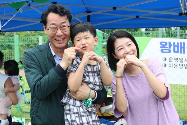 정명근 화성특례시장이 동탄9동 신리 다올 축제에서 주민들과 기념 촬영을 하고 있다 사진화성시