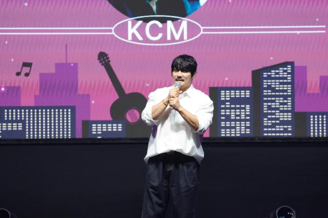 가수 KCM이 노래 시작 전 관람객들과 소통을 하고 있다 사진화성시