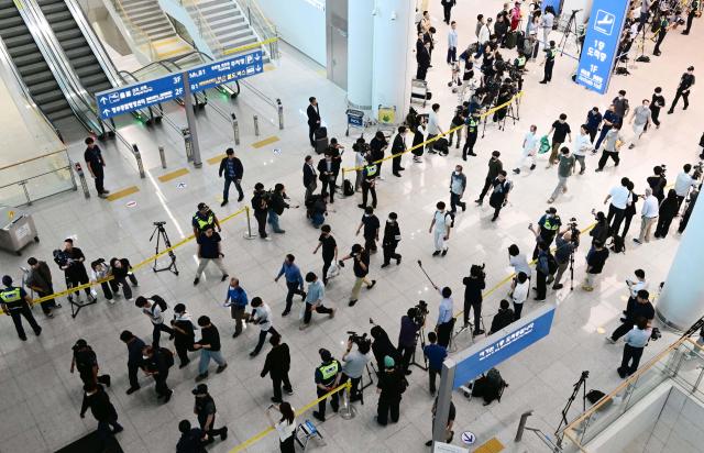 미국 이민당국에 의해 조지아주에 구금됐던 한국인 근로자들이 12일 인천국제공항 제2여객터미널 입국장을 나서고 있다 사진연합뉴스