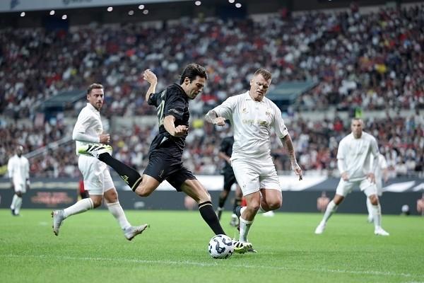 아이콘매치 6만4천 관중 열광 속에 승패를 넘어선 감동상암벌 수놓은 별들의 축제