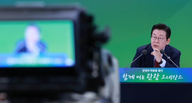 이재명 대통령이 12일 강원도 춘천시 강원창작개발센터에서 열린 지역 토론회 강원의 마음을 듣다 타운홀 미팅에서 발언하고 있다