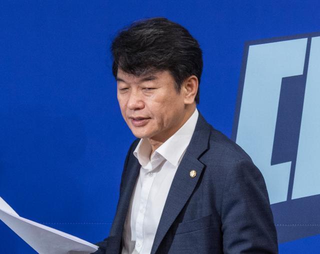  더불어민주당 문진석 원내운영수석부대표가 23일 국회에서 열린 최고위원회의에 입장하고 있다 
