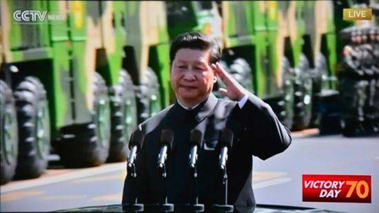 2015년 당시 인민일보는 시 주석이 왼손 경례를 한 것이 아니라 장병들을 향해 손을 흔들어 경의를 표하는 것이 카메라 촬영 각도 때문에 경례로 비춰진 것이라고 방어했다 전 세계인이 다 보고 말았는데 이걸 경례가 아니라고 우긴다 웃긴다 사진CCTV 영상 캡처