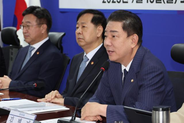 김병기 원내대표가 15일 서울 여의도 국회에서 열린 추석 민생안정대책 당정협의에서 발언하고 있다