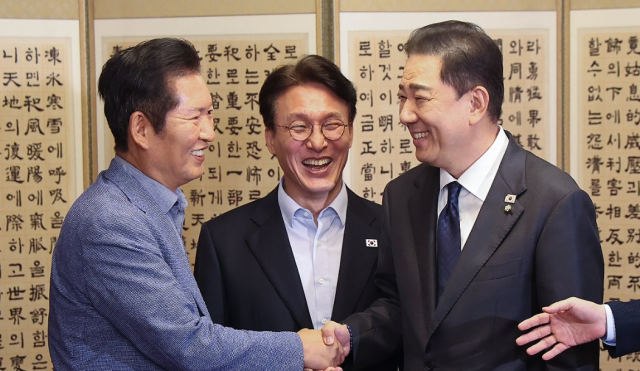 더불어민주당 정청래 대표와 김병기 원내대표가 14일 서울 종로구 총리 공관에서 열린 당·정·대더불어민주당·정부·대통령실 고위급 만찬회동에서 만나 악수하고 있다  출처  연합뉴스