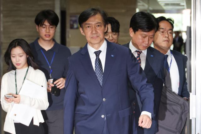 조국혁신당 조국 비상대책위원장이 15일 서울 여의도 국회로 출근하고 있다사진연합뉴스