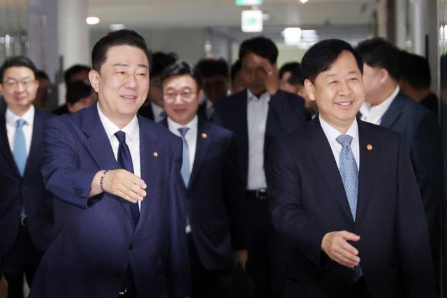 김병기 더불어민주당 원내대표와 구윤철 부총리 겸 기획재정부 장관오른쪽이 15일 국회에서 열린 추석 민생 안정 대책 당정 협의에서 참석자들과 악수하고 있다 사진연합뉴스