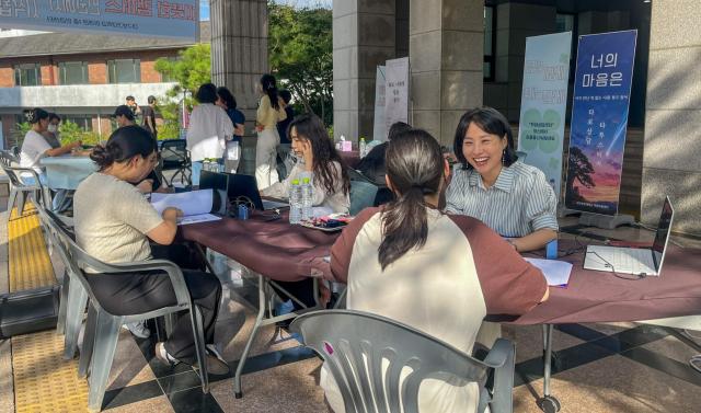 대구보건대학교 학생상담센터와 직업이음센터가 운영한 ‘고민은 가볍게 축제는 즐겁게’ 부스에 축제를 찾은 지역 청소년과 주민들이 체험에 참여하고 있다 사진대구보건대학교