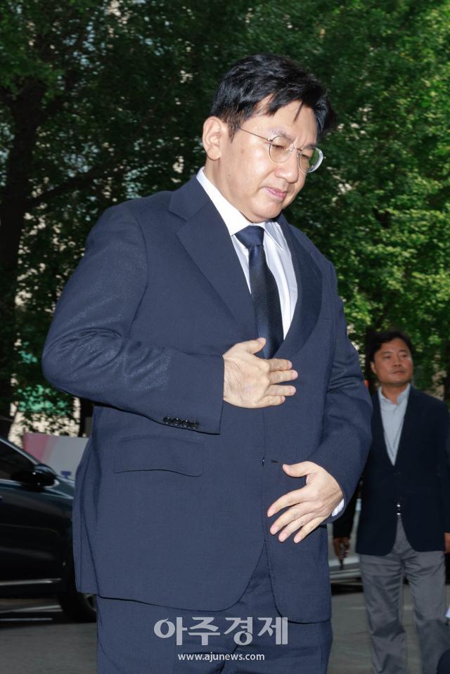 HYBEのパン・シヒョク 議長、資本市場法違反の疑いで警察に出頭…「誠実に取り調べに臨む」