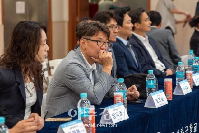 왼쪽에서 두번째김정호 소주한국학교장 사진전승민 조은산 통신원