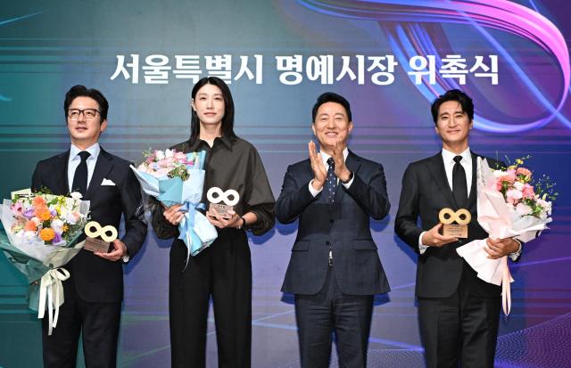 오세훈 서울시장이 15일 오전 명예시장 위촉식 및 토크콘서트에서 서울 명예시장으로 위촉된 배우 정준호 전 배구선수 김연경 배우 신현준과 기념촬영하고 있다 사진서울시