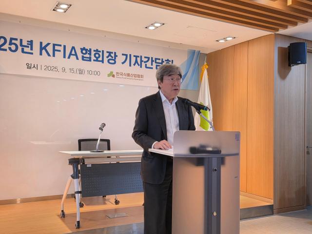 박진선 한국식품산업협회장이 15일 서울 방배동 한국식품산업협회 회의실에서 열린 기자간담회에서 인삿말을 하고 있다 사진김현아 기자
