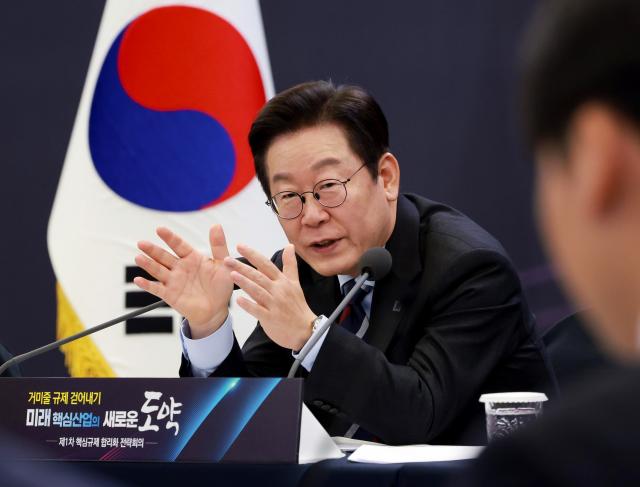 이재명 대통령이 15일 서울 성북구 한국과학기술연구원KIST에서 열린 제1차 핵심규제 합리화 전략회의에서 참석자들과 토론하고 있다사진연합뉴스