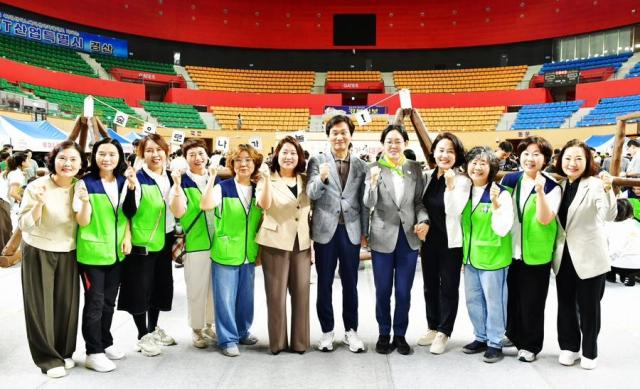 경산시가족의 숲 탄생숲행사 중 조현일 경산시장가운데과 참석자들이 행사 관계자들과 함께 기념촬영 하고 있다 사진경산시