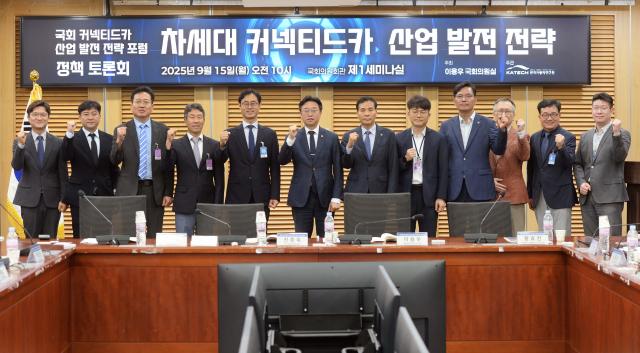 15일 서울 국회의원회관 제1세미나실에서 이용우 의원실이 주최하고 한국자동차연구원이 주관한 차세대 커넥티드카 산업 발전 전략 정책 토론회에서 진종욱 한자연 원장왼쪽에서 다섯 번째과 이용우 더불어민주당 의원왼쪽에서 여섯 번째 및 주요 참석자들이 기념사진 촬영을 하고 있다 사진한자연