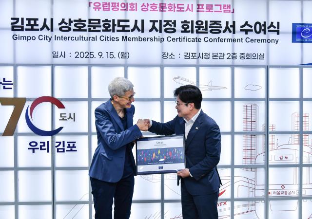 리타 마라스칼키 사무국장왼쪽과 김병수 김포시장오른쪽이 기념사진을 찍고 있다 사진김포시