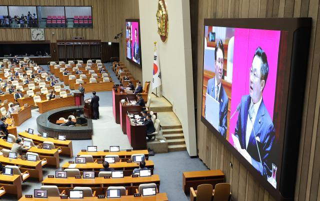 김민석 국무총리가 15일 국회 본회의장에서 열린 대정부 질문에 참석해 박성준 민주당 의원의 질문에 답하고 있다 사진연합뉴스