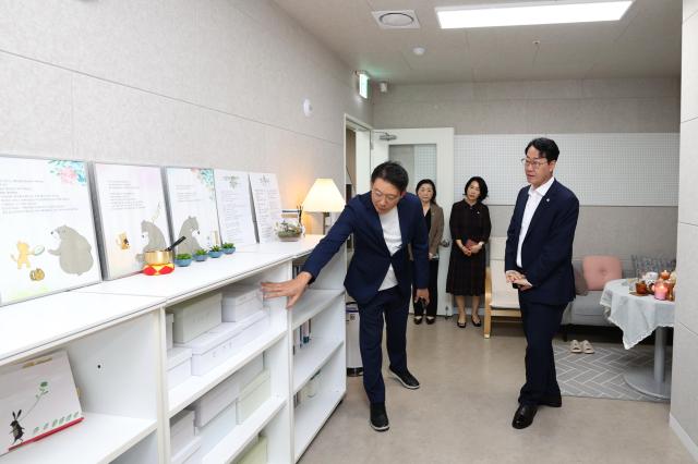 정명근 화성특례시장이 이전한 자살예방센터 현장 둘러보고 있다 사진화성시