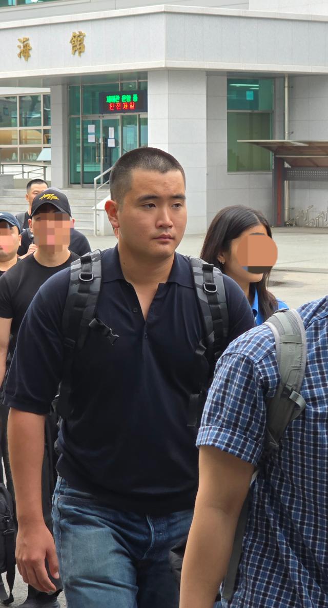 이재용 삼성전자 회장의 장남 지호 씨가 15일 경남 창원시 진해구 해군사관학교에서 열린 해군 학사장교 사관후보생 입영식 행사장으로 들어가고 있다 사진삼성전자