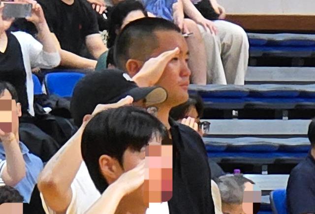 이재용 삼성전자 회장의 장남 지호씨가 15일 경남 창원시 진해구 해군사관학교에서 열린 해군 학사장교 사관후보생 입영식에 참석해 거수 경례를 하고 있다 사진삼성전자