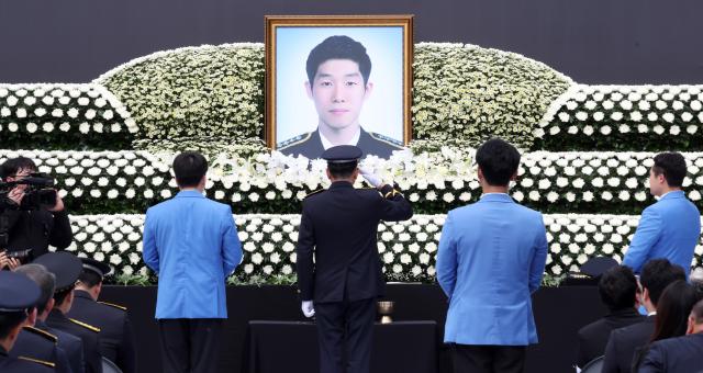 15일 인천 서구 인천해양경찰서에서 엄수된 해양경찰관 고故 이재석 경사 영결식에서 김용진 해양경찰청장이 헌화 후 경례하고 있다 사진공동취재
