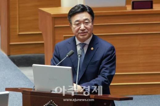[포토] 정치에 관한 질문 답변하는 ​​​​​​​윤호중 행정안전부 장관