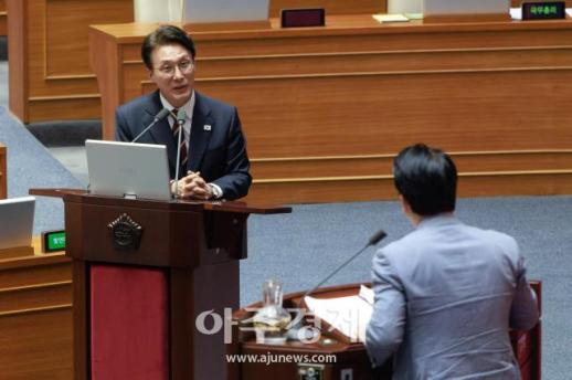 [포토] 답변하는 ​​​​​​​김민석 국무총리