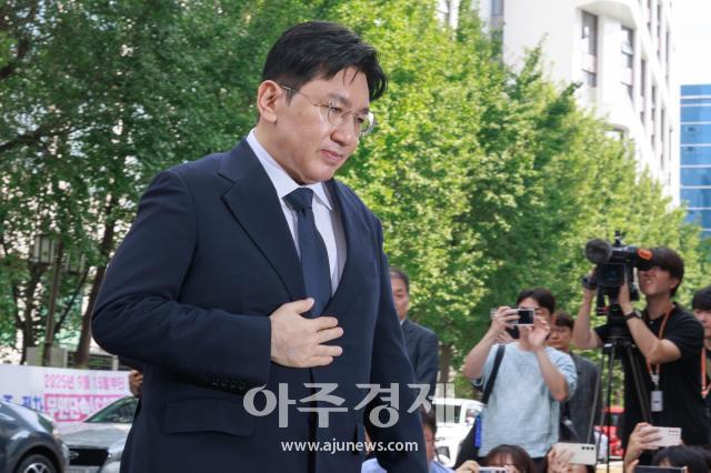 자본시장법상 사기적 부정거래 혐의를 받는 방시혁 하이브 의장이 15일 오전 서울 마포구 서울경찰청 금융범죄수사대에 피의자 신분으로 출석하고 있다 20250915사진유대길 기자 dbeorlf123ajunewscom