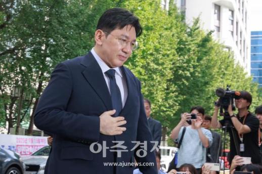 자본시장법 위반 방시혁, 첫 경찰 조사…14시간 만에 귀가