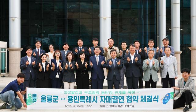이상일 시장가운데자매결연 협약 체결 후 참석자들과 함께하고 있다사진용인시