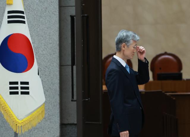 조희대 대법원장이 12일 서울 서초구 대법원 중앙홀에서 열린 2025 대한민국 법원의 날 기념식에서 시상에 앞서 안경을 고쳐 쓰고 있다사진연합뉴스