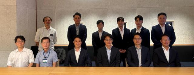 차대산 케이뱅크 CTO앞줄 왼쪽 네번째와 최재혁 케이뱅크 디지털자산TF장뒷줄 왼쪽 네번째을 비롯한 ‘팍스프로젝트’ 관계자들이 지난 10일 도쿄에서 진행된 팍스프로젝트 종료 보고회에서 기념 촬영을 하고 있다 사진케이뱅크