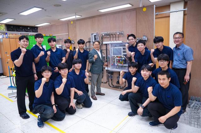 강기정 광주시장이 전국기능경기대회 준비에 열중하고 있는 광주 자동화설비마이스터고 학생들을 찾아 기념사진을 찍고 있다 사진광주시