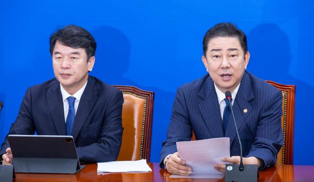 김병기 원내대표가 16일 국회에서 열린 원내대책회의에서 정기국회 회기 내 정부조직법 처리에 대한 발언을 하고 있다