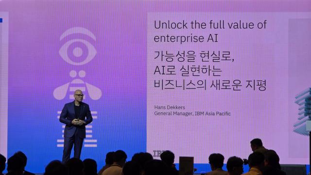 IBM AI 서밋에서 기조연설 중인 한스 데커스 IBM 아시아태평양 총괄 사장사진IBM