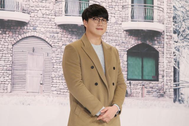 가수 성시경이 23일 오후 서울 영등포 타임스퀘어에서 열린 올리브TV ‘달팽이 호텔’ 제작발표회에 참석해 포즈를 취하고 있다.[유대길 기자, dbeorlf123@ajunews.com]