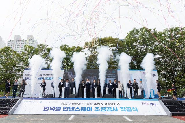 김동연 경기도지사가 16일 안양 인덕원 환승주차장에서 열린 ‘경기 기회타운 인덕원’ 착공식에서 기념촬영을 하고 있다 사진경기도