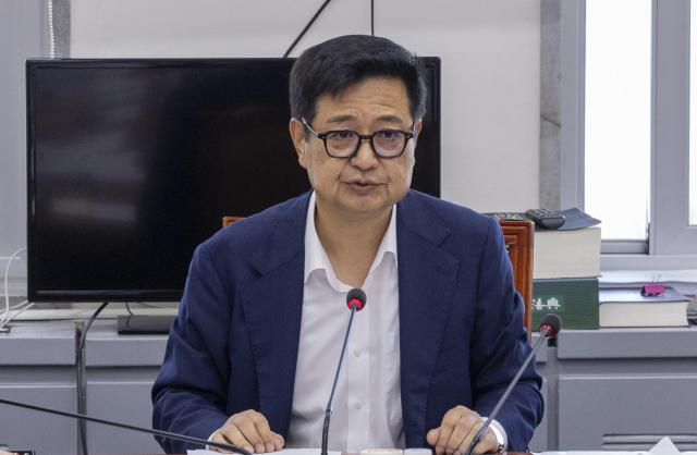 국회 과학기술정보방송통신위원회 청원심사소위원회 김장겸 위원장이 지난 10일 국회에서 열린 청원 심사에서 안건을 설명하고 있다 사진연합뉴스