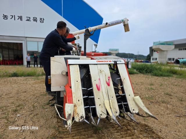 양양군 농업기술센터가 본격적인 벼 수확철을 맞아 콤바인 임대 사업을 시행하고 있다 사진양양군