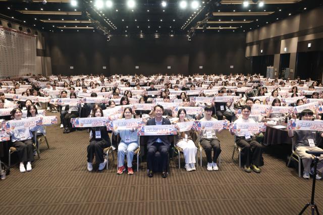 정명근 화성특례시장과 화성특례시 신규 공직자들이 16일 기념촬영을 하고 있다 사진화성시