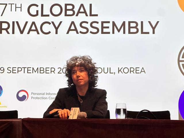 메레디스 휘태커 시그널 재단 회장은 16일 오후 서울 중구 그랜드하얏트 서울에서 진행된 글로벌 프라이버시 총회GPA 라운드 테이블에서 이야기하고 있다 사진박진영 기자