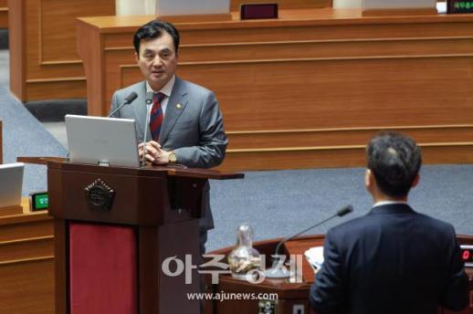 [포토] 대정부질문 답변하는 안규백 국방부 장관