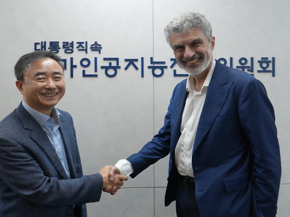 임문영 국가AI전략위원회 상근 부위원장왼쪽과 요슈아 벤지오 캐나다 몬트리올대 교수가 기념 촬영하고 있다 사진국가AI전략위원회
