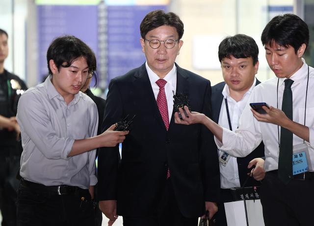 윤석열 정부와 통일교 간 정교 유착의 발단으로 지목된 국민의힘 권성동 의원이 16일 서울 서초구 서울중앙지법에서 열린 구속 전 피의자 심문영장실질심사을 마친 뒤 대기 장소인 서울구치소로 향하고 있다 사진연합뉴스